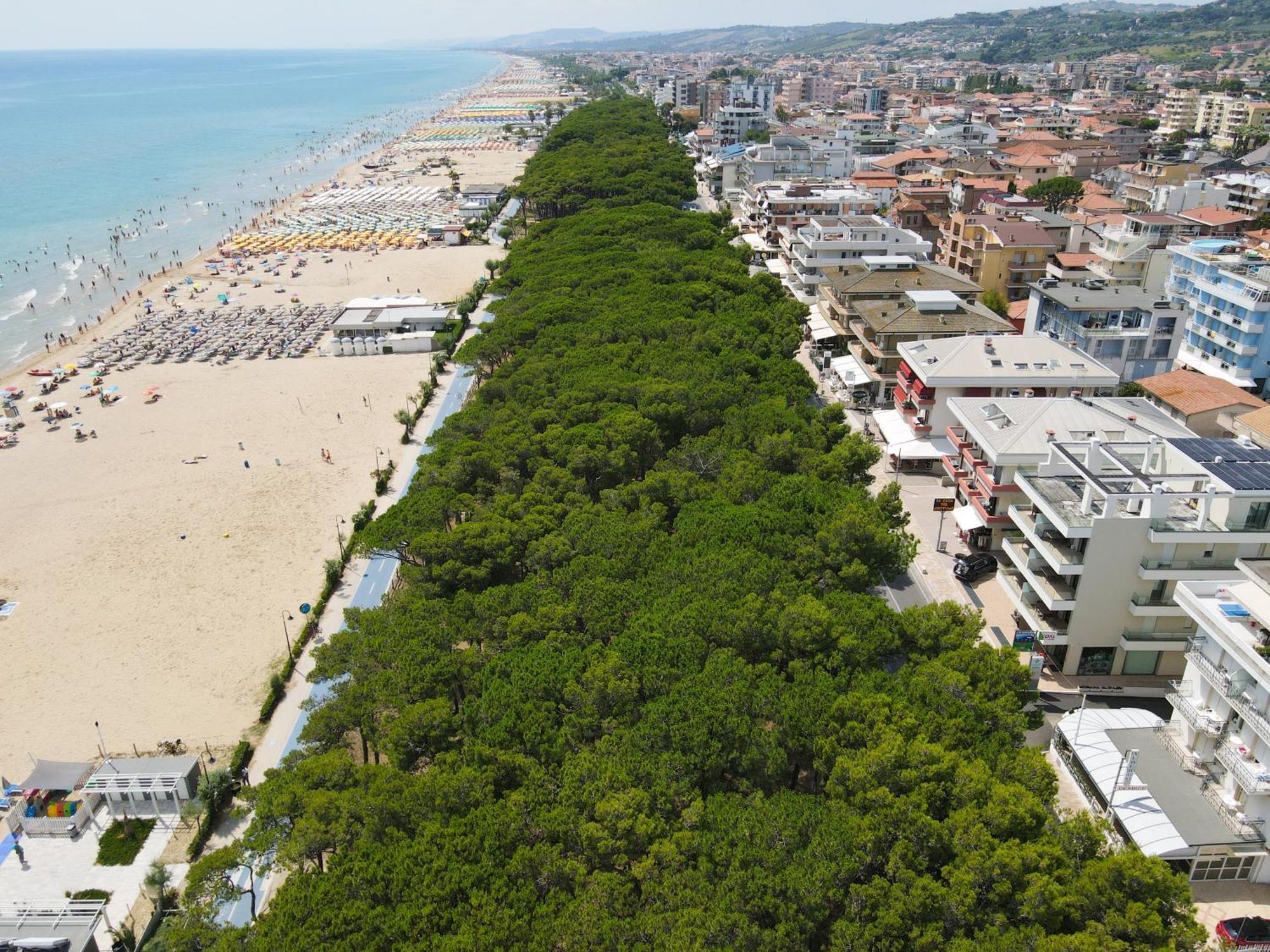 Residence Pineta Mare Alba Adriatica Exterior photo